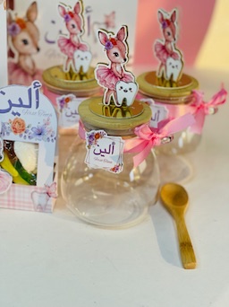 مرطبان مع معلقة غزال